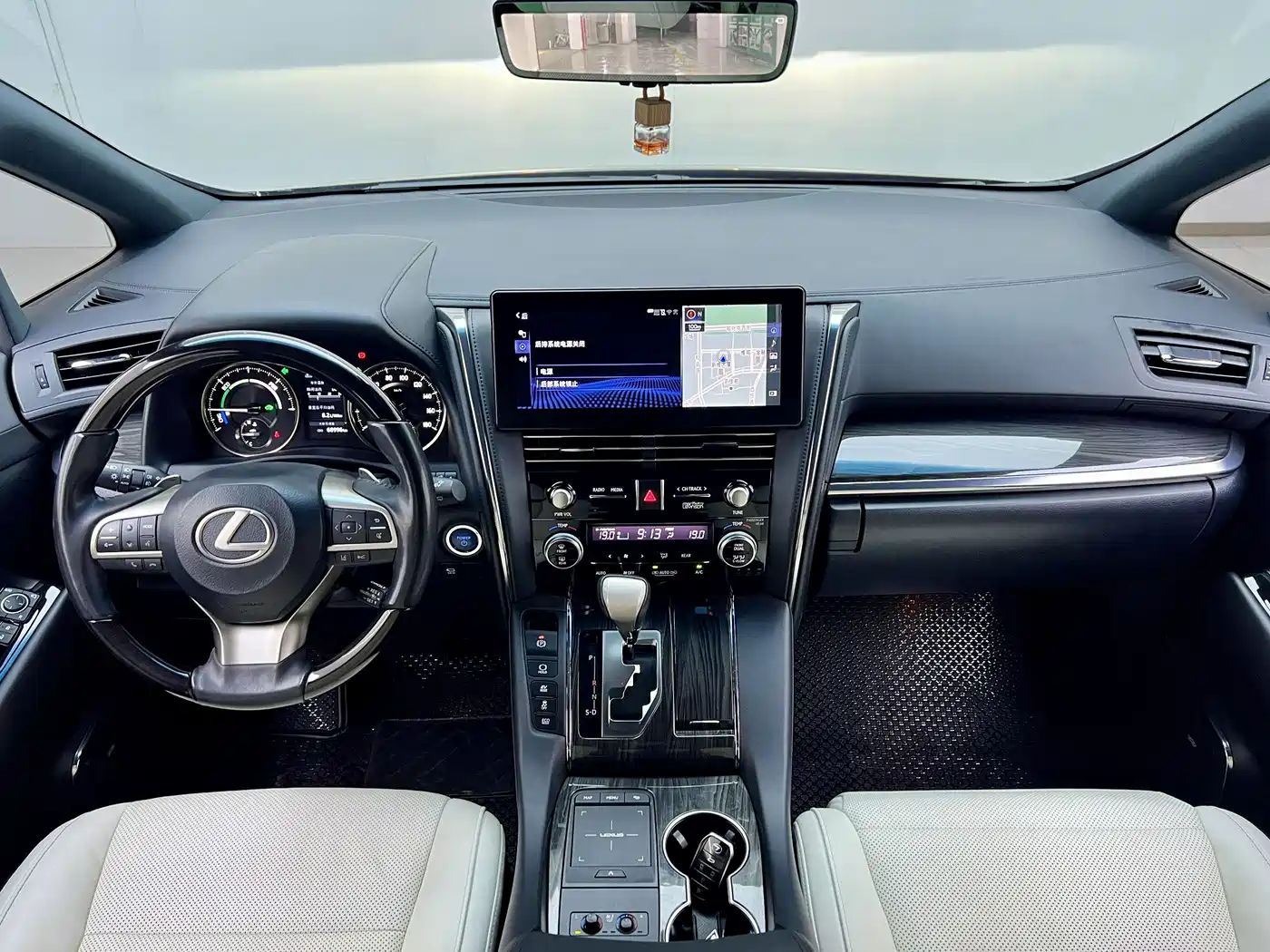 Фото 19 - Lexus LM