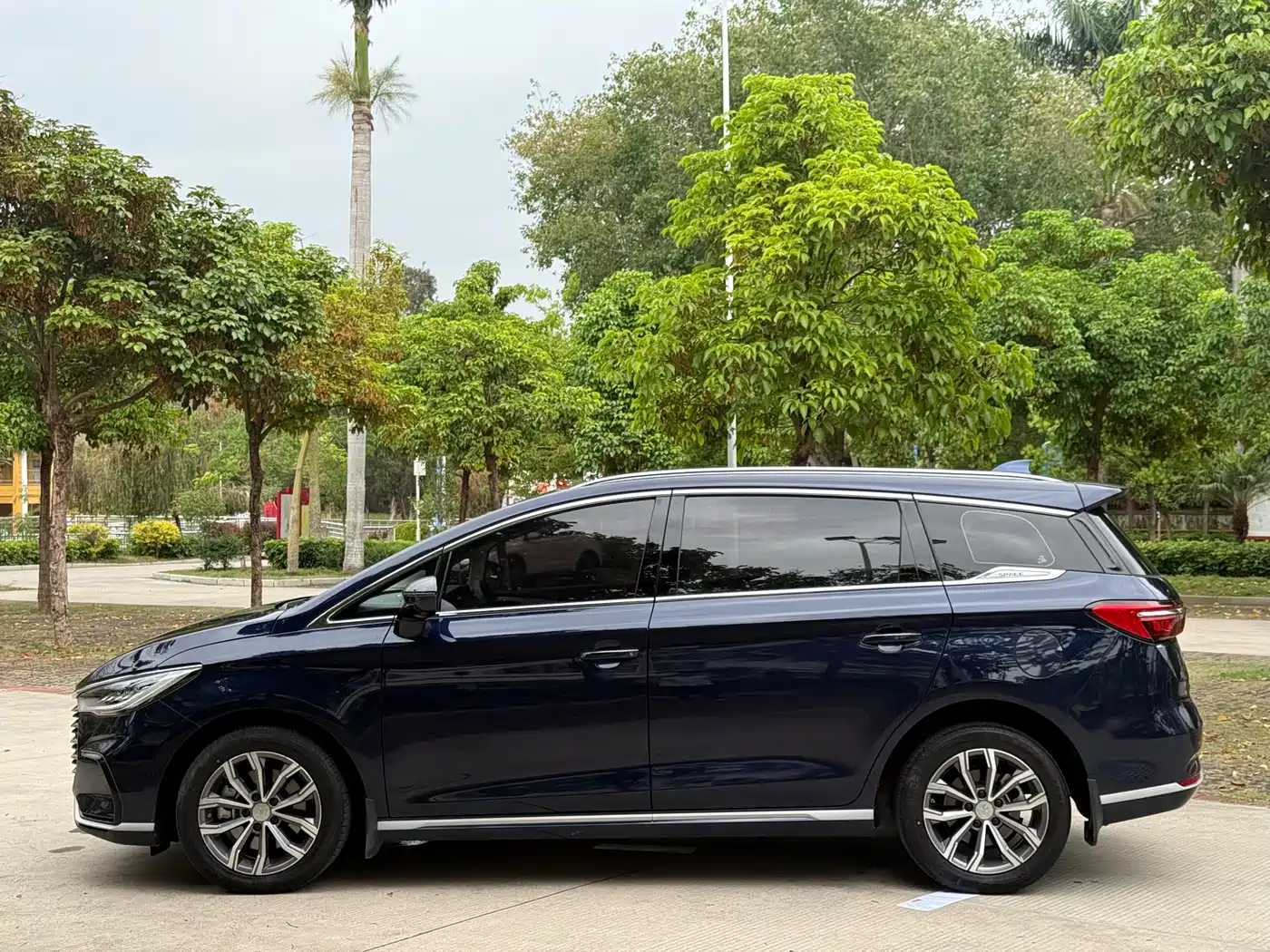 BYD SONG MAX