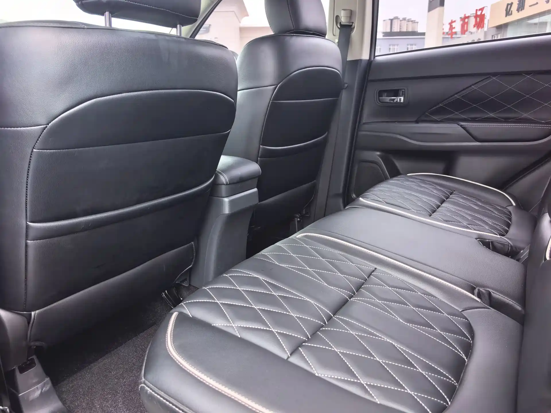 صورة 13 - Mitsubishi Outlander