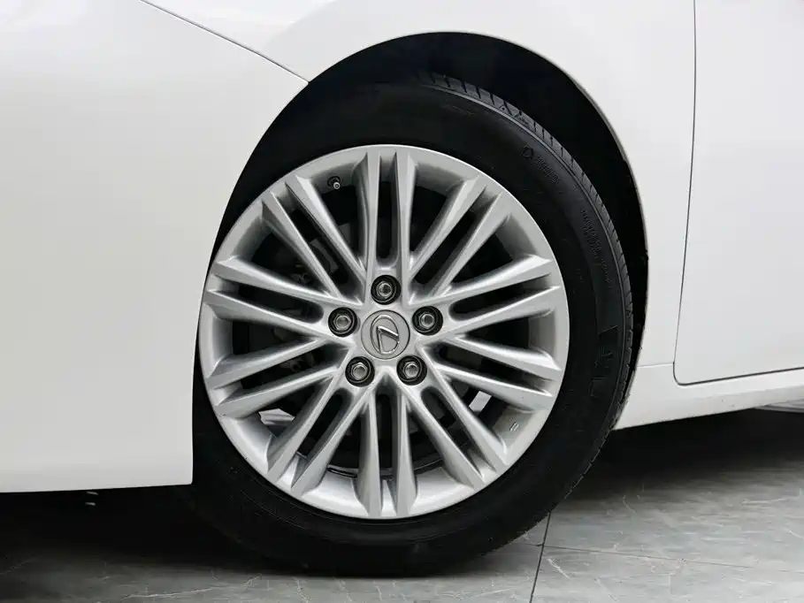 Фото 3 - Lexus ES