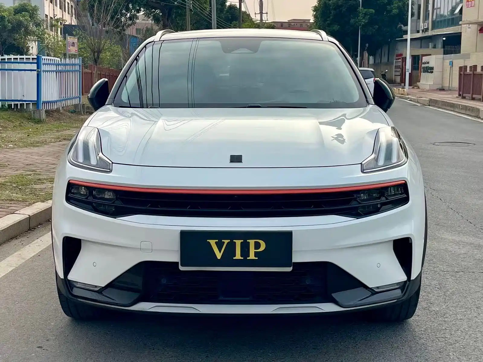 Фото 2 - Lynk & Co 06