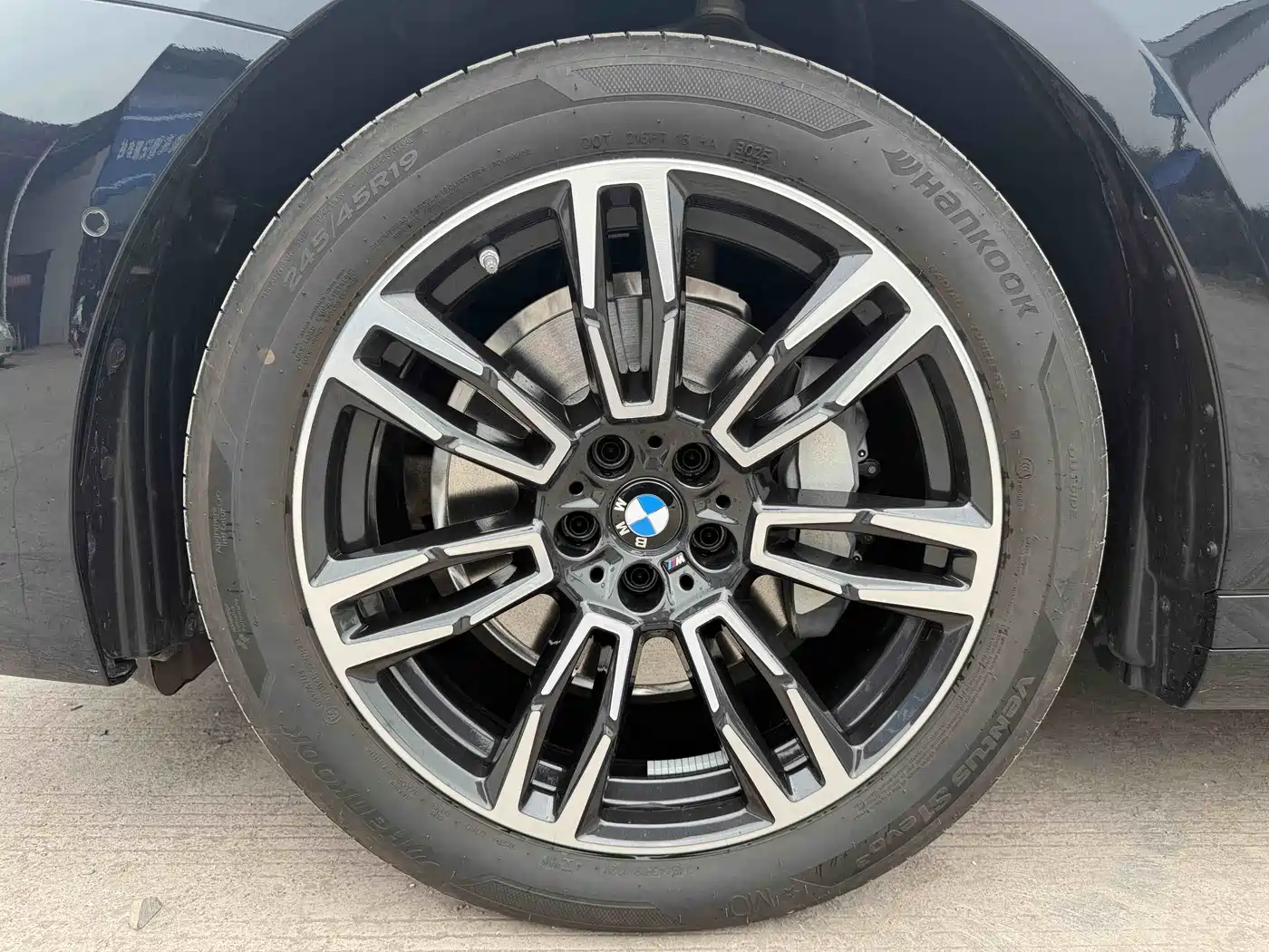 BMW 5 Series 2025 530Li Leading M Sport Package фото 34