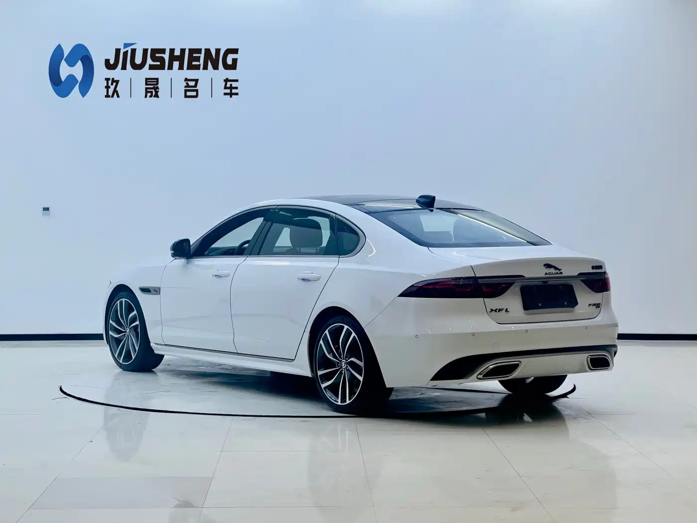 Photo 4 - Jaguar XFL