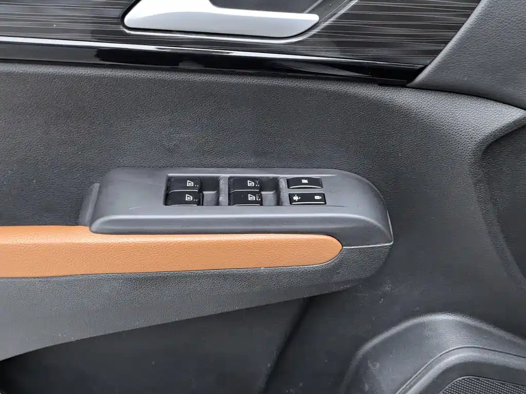 Dongfeng Fengdu MX5 2017 2016 2.0L Automatic Flagship Edition