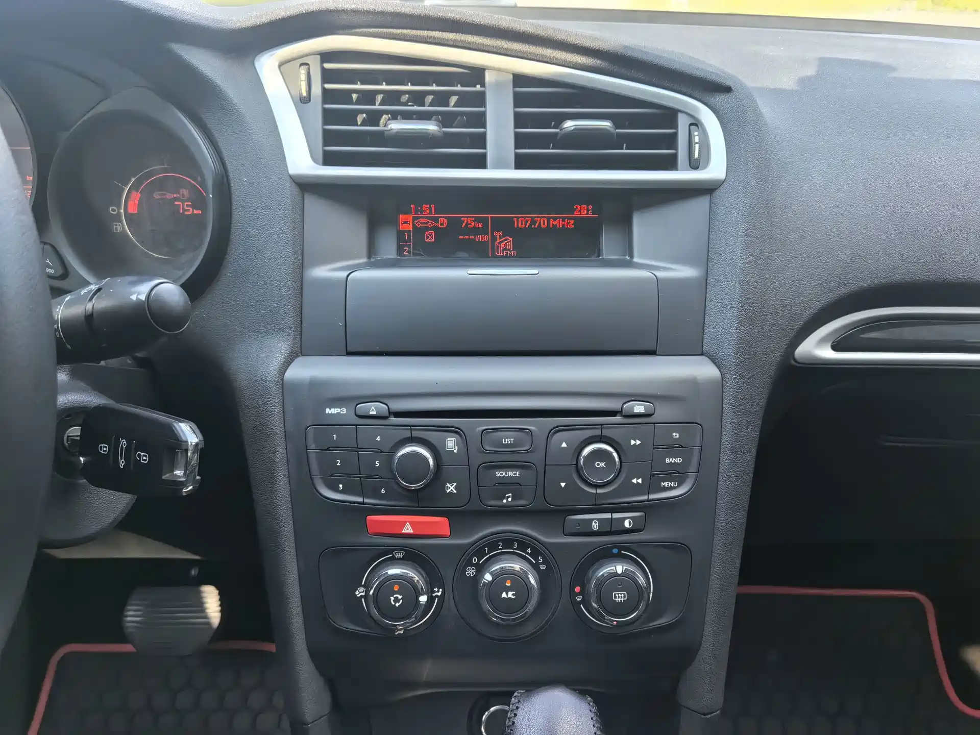 Фото 15 - Citroën C4L