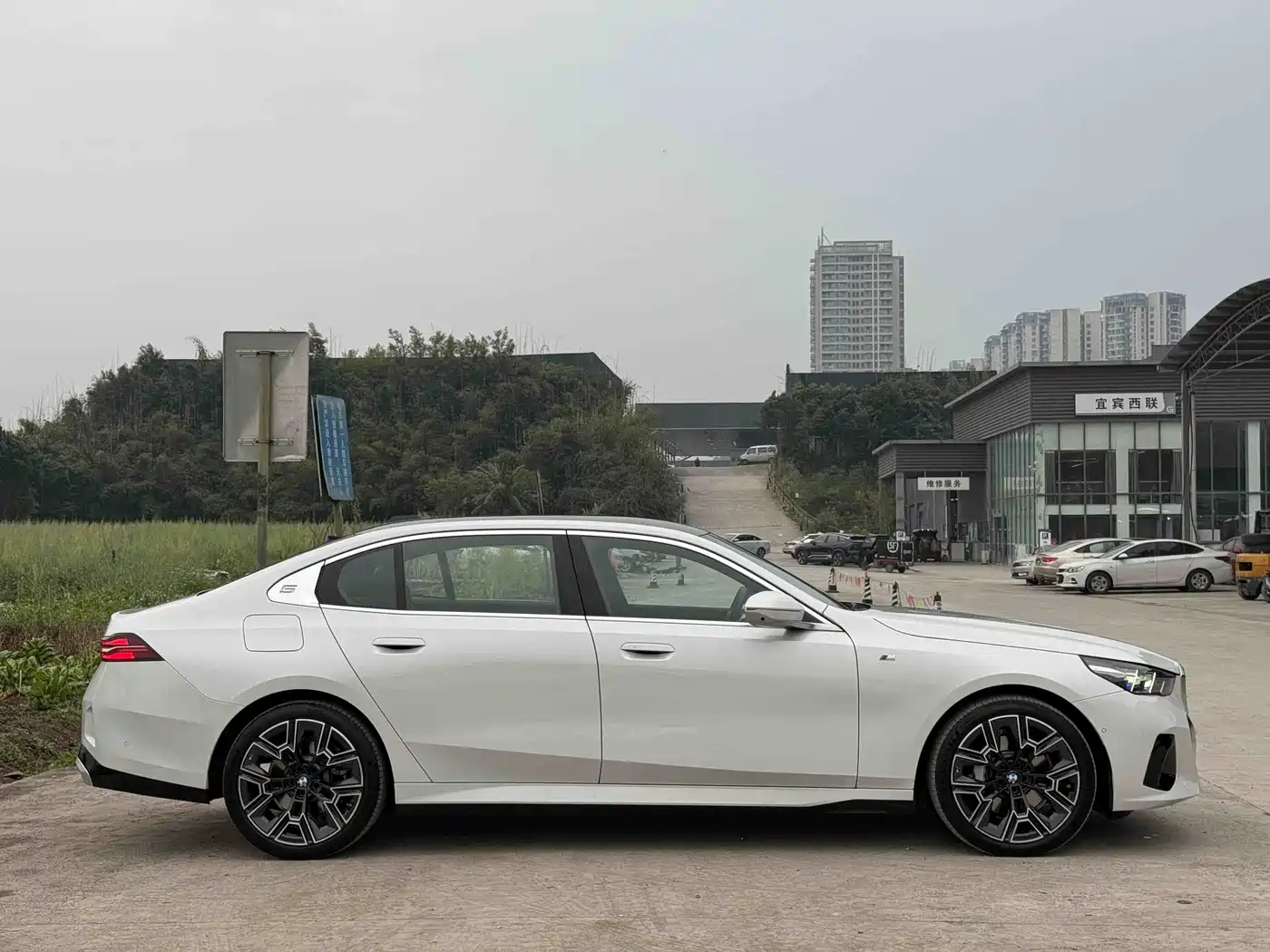 BMW 5 Series 2025 530Li Premium M Sport Package фото 24