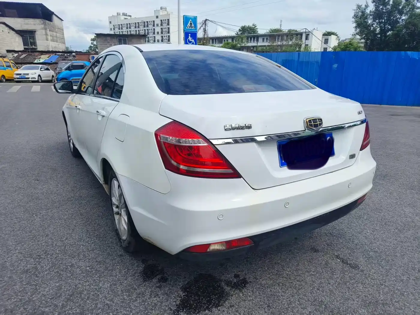 Фото 9 - Geely Emgrand