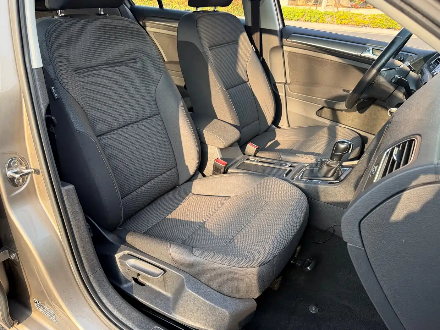 Volkswagen Golf 2017 1.6L Auto Comfort Millionth Edition фото 10