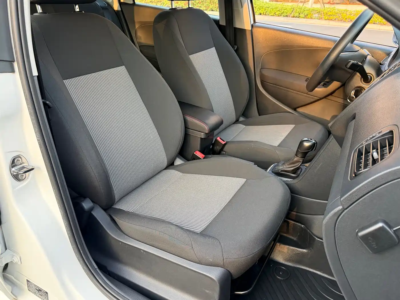 Volkswagen Polo 2016 1.4L Automatic Trend фото 10