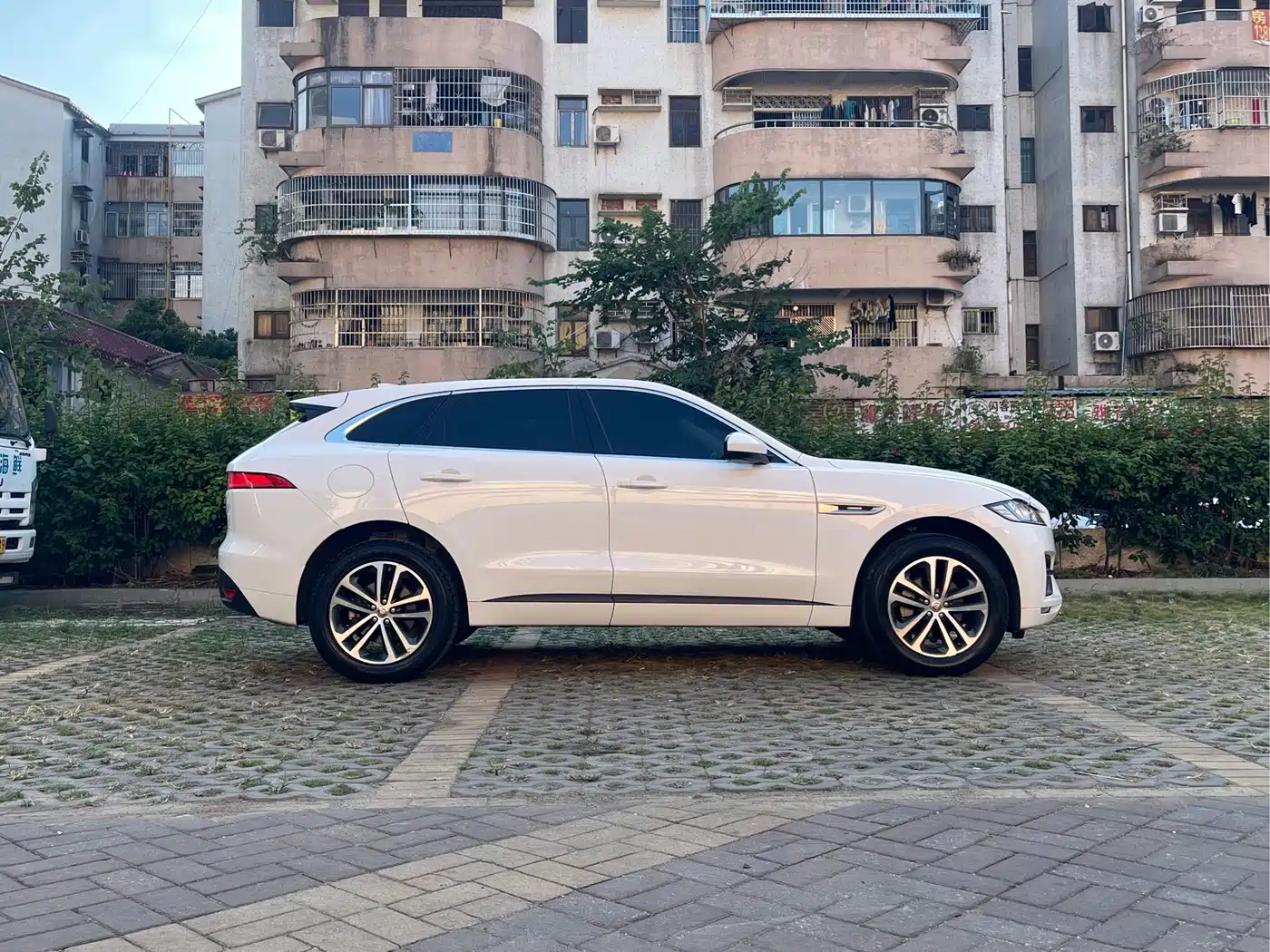 Jaguar F-PACE 2017 2016 2.0T FWD R-Sport Edition