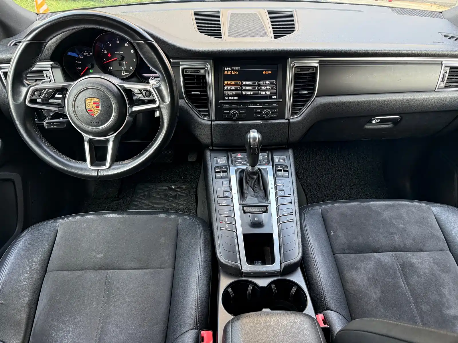 Photo 9 - Porsche Macan