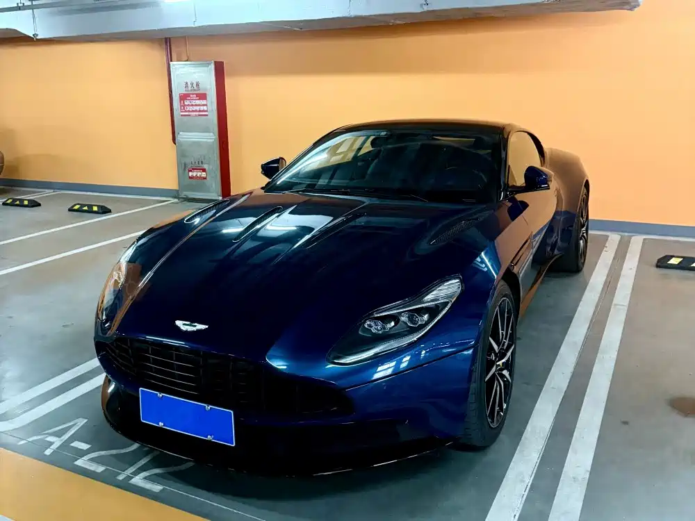 Фото 1 - Aston Martin DB11