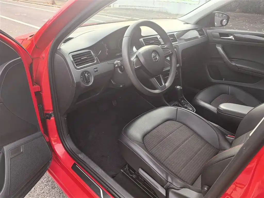 Škoda Skoda Rapid Spaceback 2016 Facelift 1.6L Automatic Smart Edition фото 23