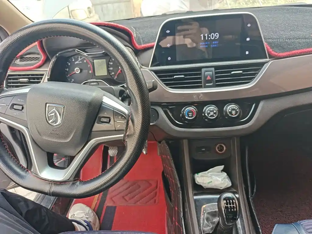 Baojun 310W 2018 2017 1.5L Manual Fashion Edition (China V)