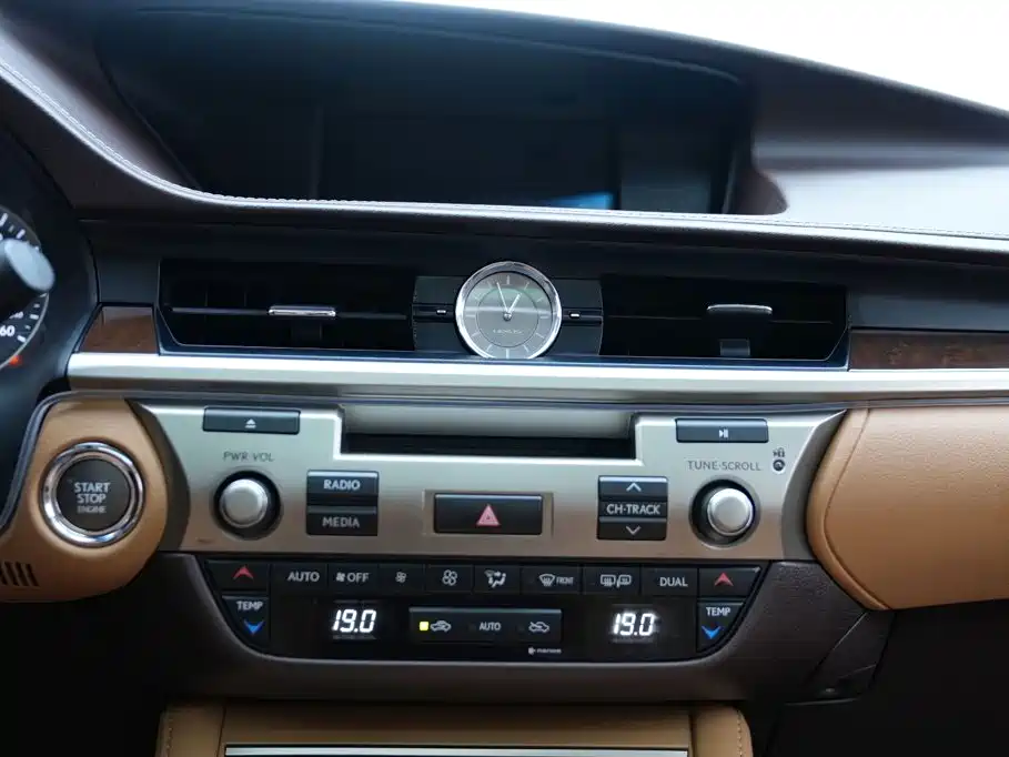 Фото 15 - Lexus ES