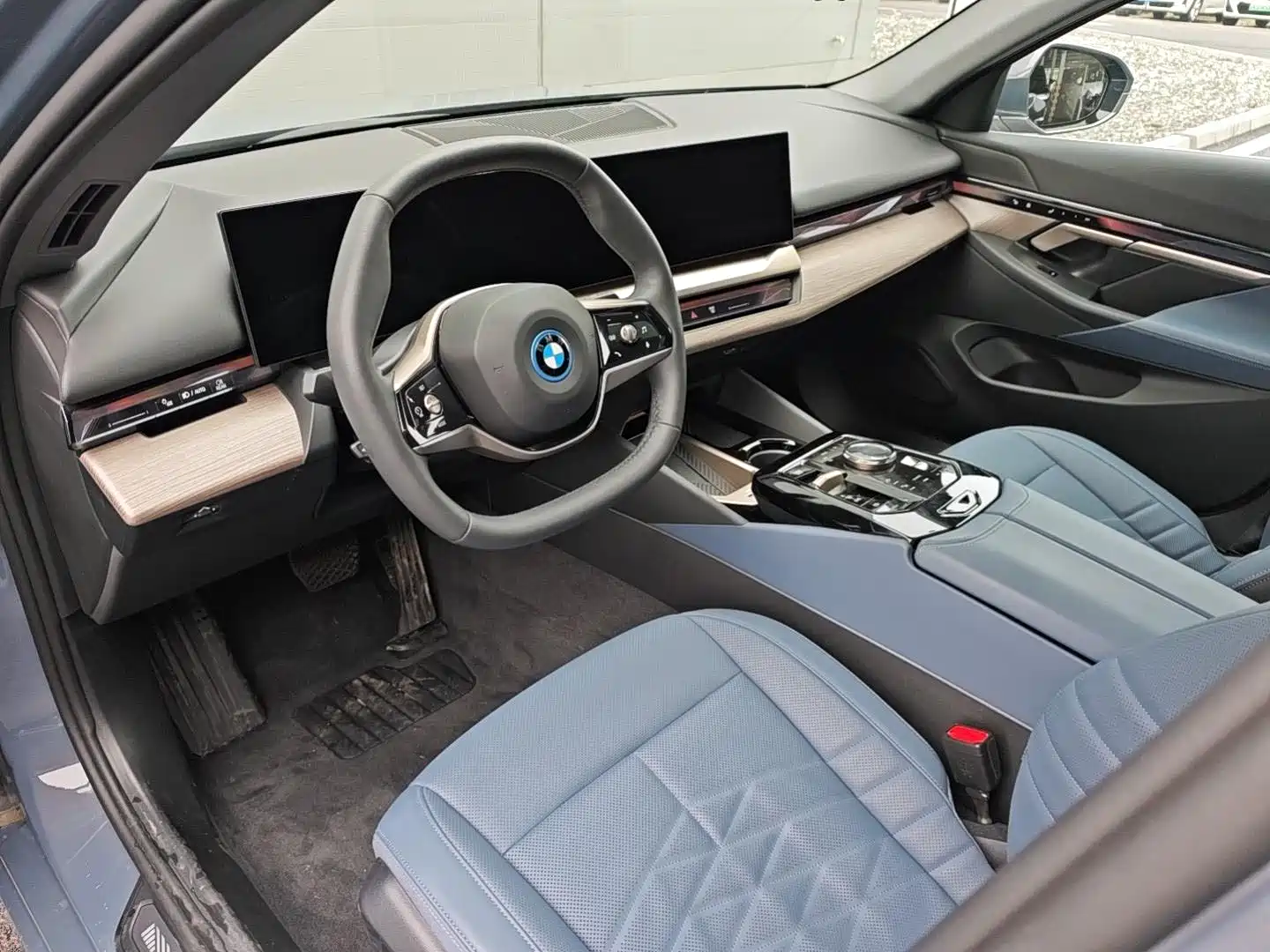 Photo 7 - BMW i5