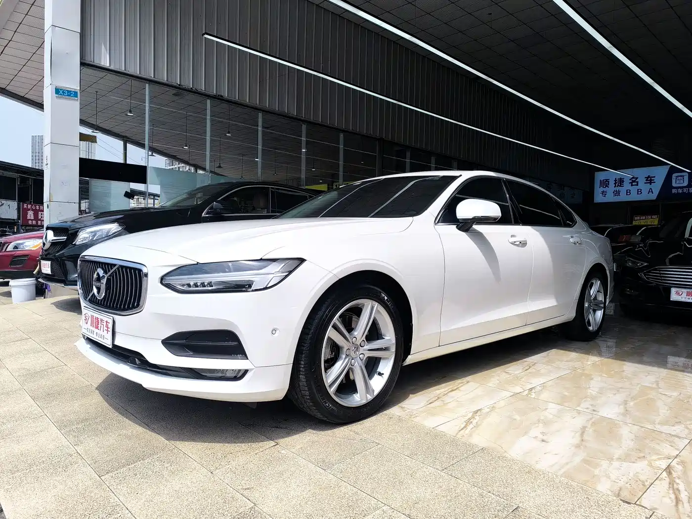 Фото 1 - Volvo S90