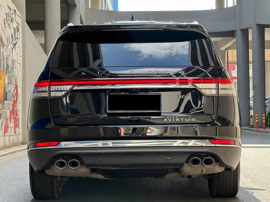 Photo 4 - Lincoln Aviator