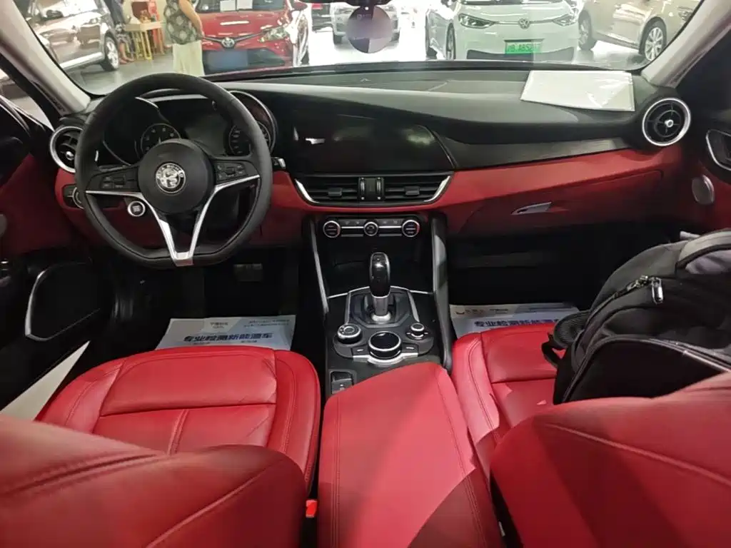 Alfa Romeo Giulia 2018 2017 2.0T 200HP Luxury Edition