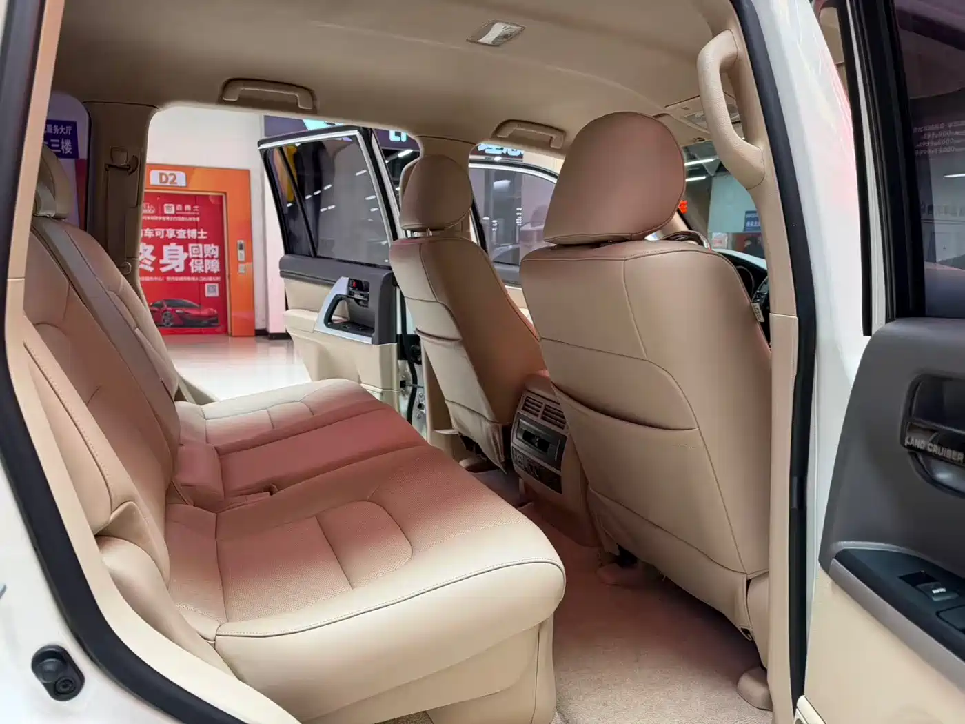 Toyota Land Cruiser (Import) 2015 4.0L V6 Middle East Low Configuration Edition фото 11