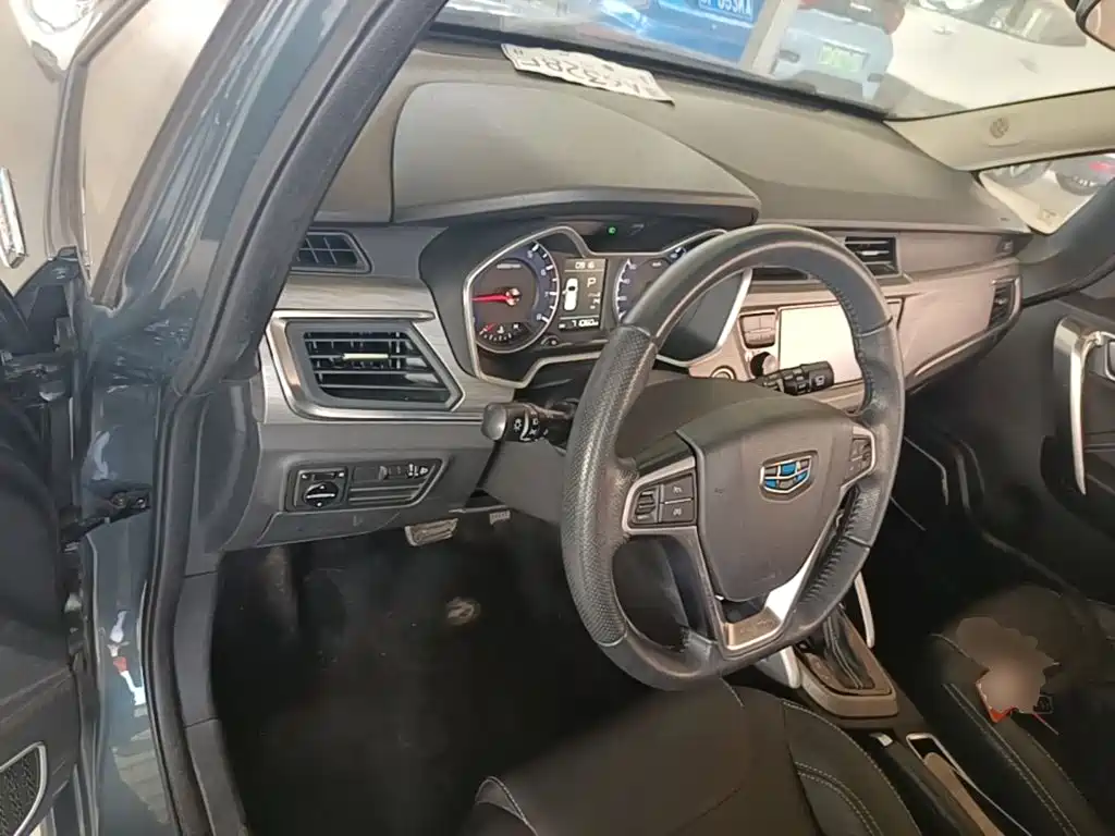 Фото 10 - Geely Vision X3