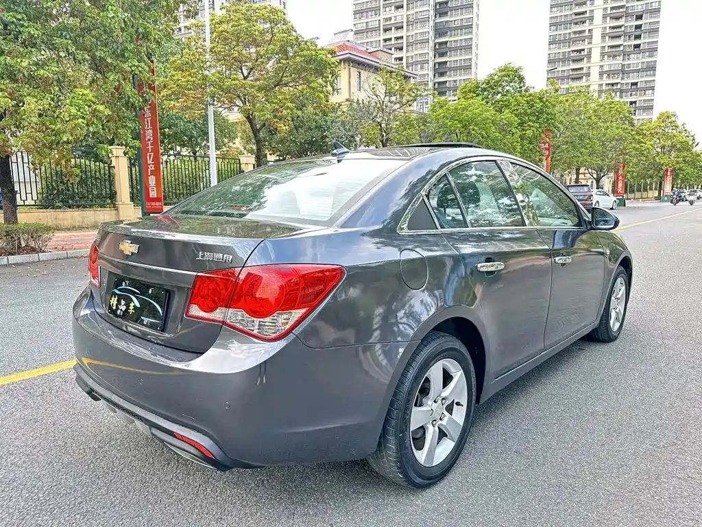 Фото 4 - Chevrolet Cruze