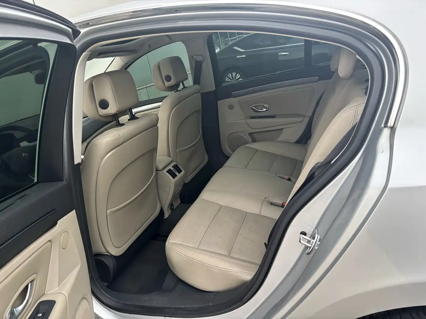 Renault Laguna 2009 2.0T фото 8