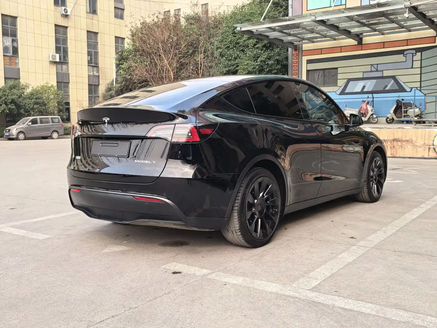 TESLA MODEL Y