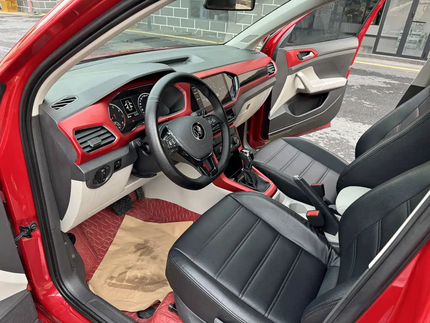 Photo 10 - Volkswagen T-Cross