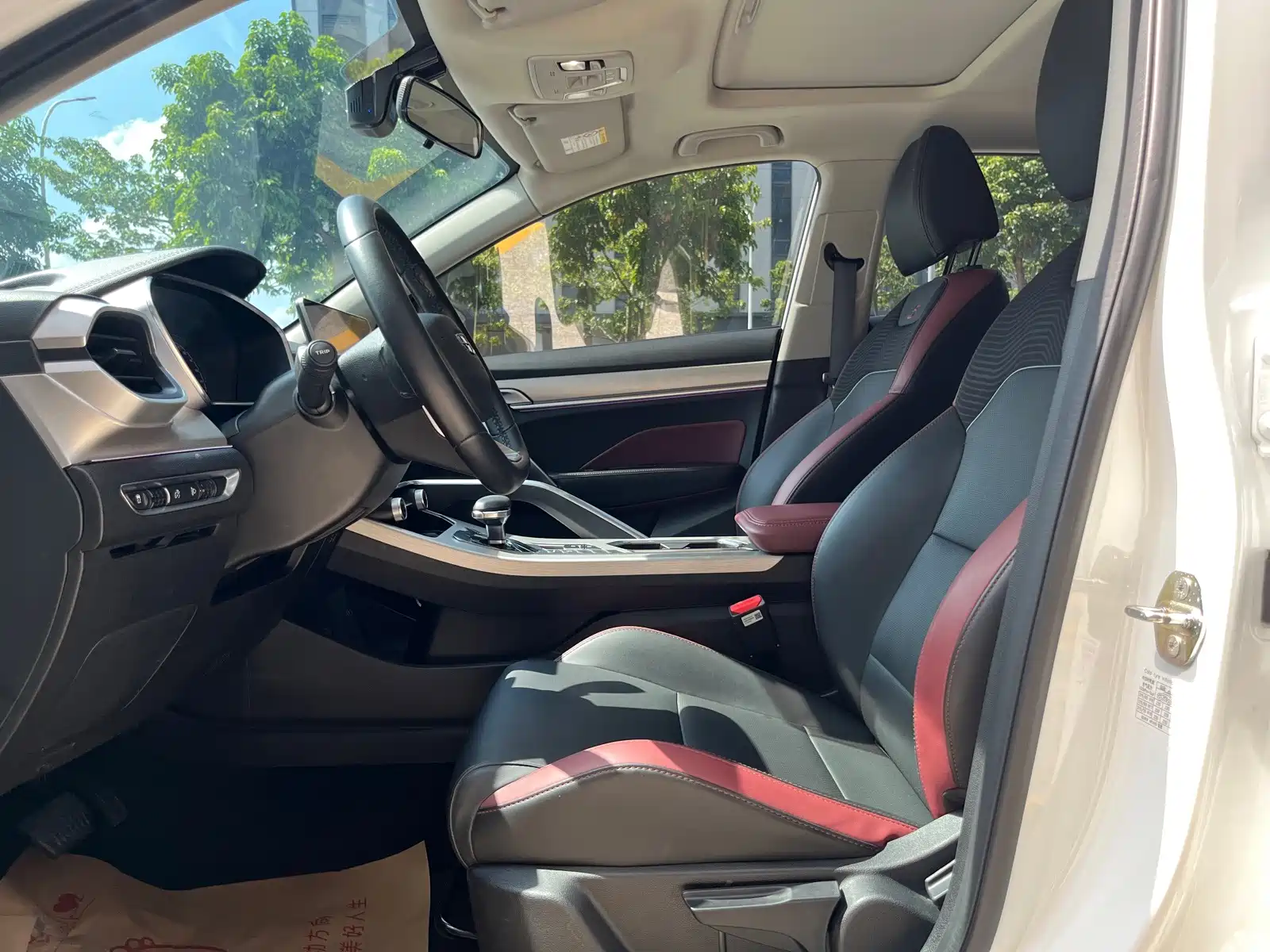 Фото 7 - Geely Coolray