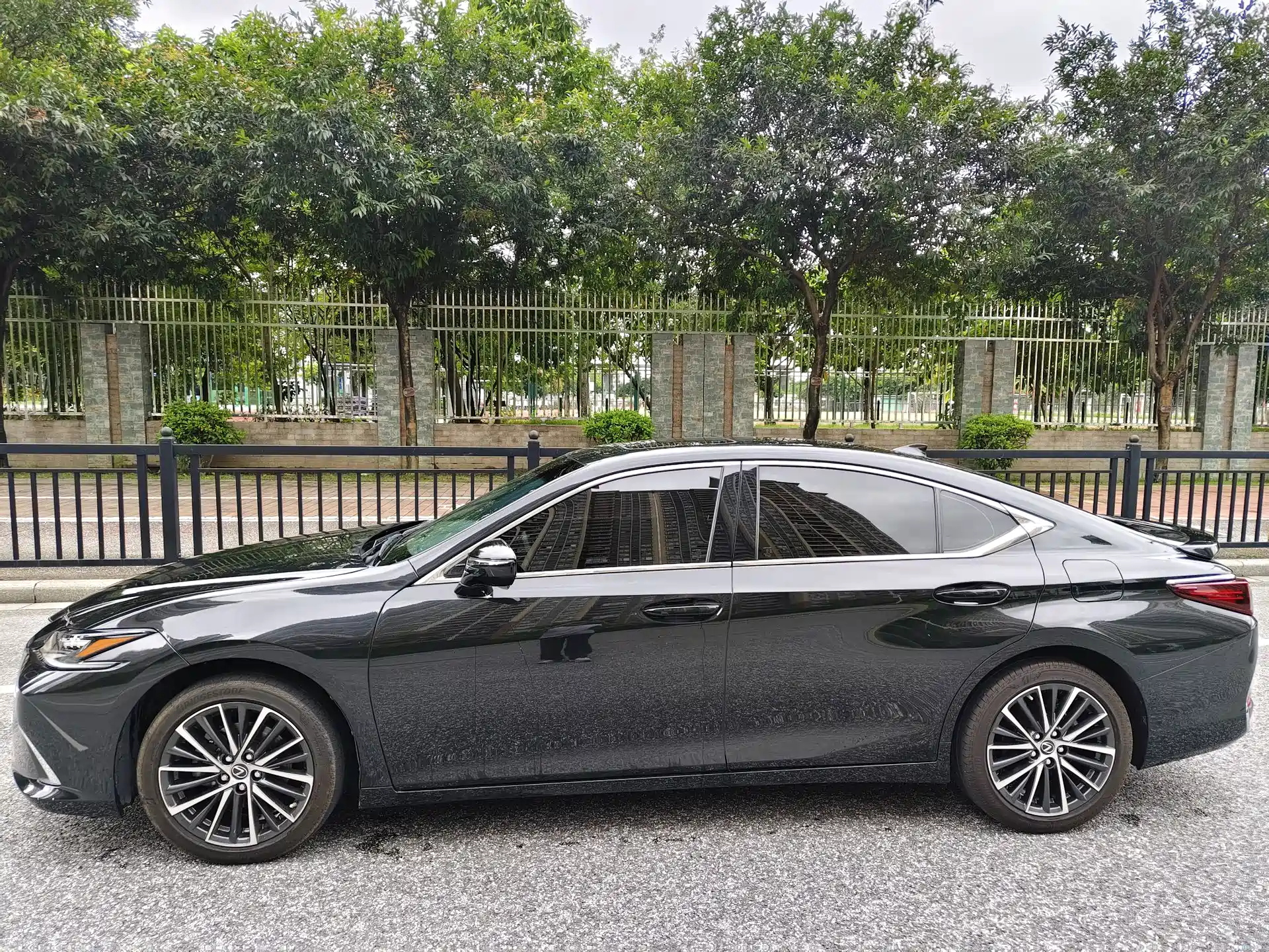 Фото 7 - Lexus ES