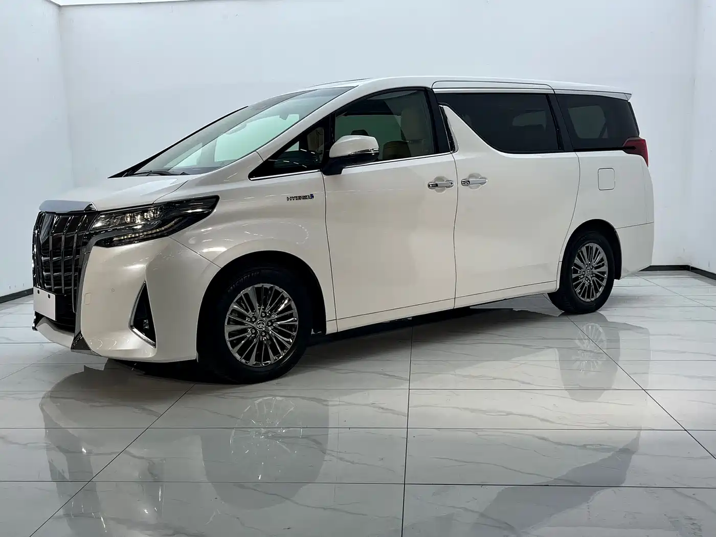 Toyota Alphard 2019 Hybrid 2.5L Luxury фото 2