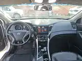 Photo 10 - Hyundai Sonata