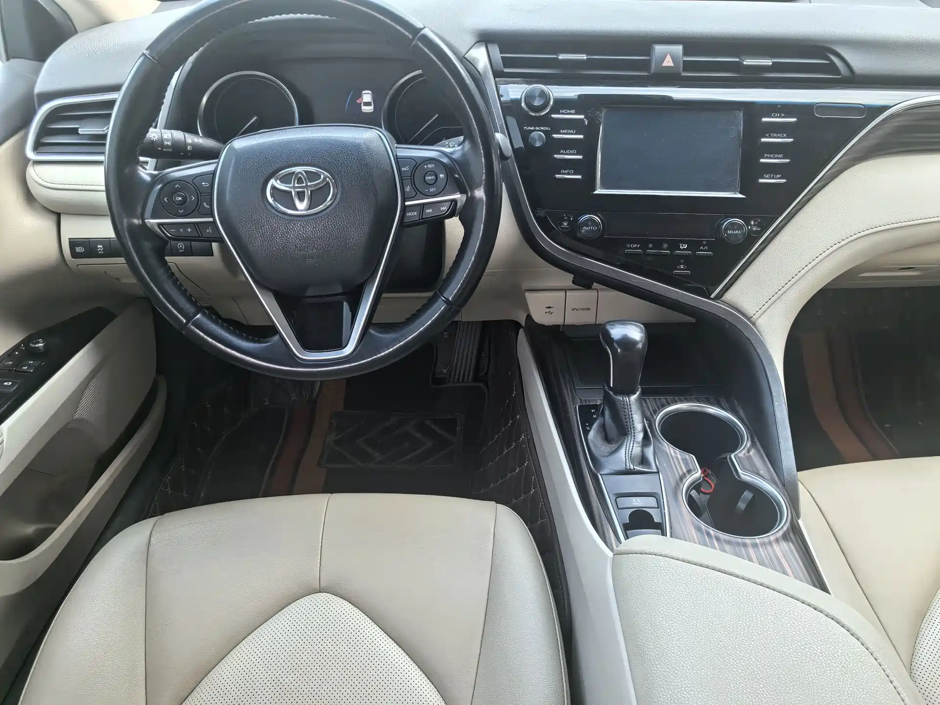 Фото 7 - Toyota Camry