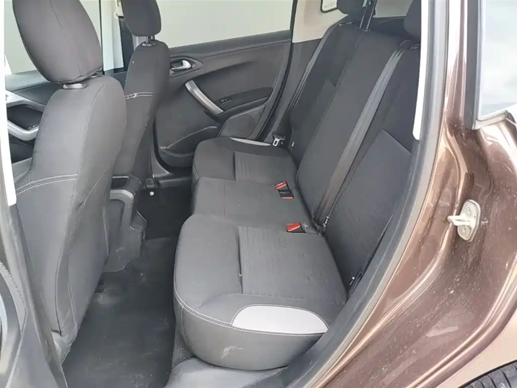 Peugeot 2008 2015 1.6L Automatic Cool Edition фото 17