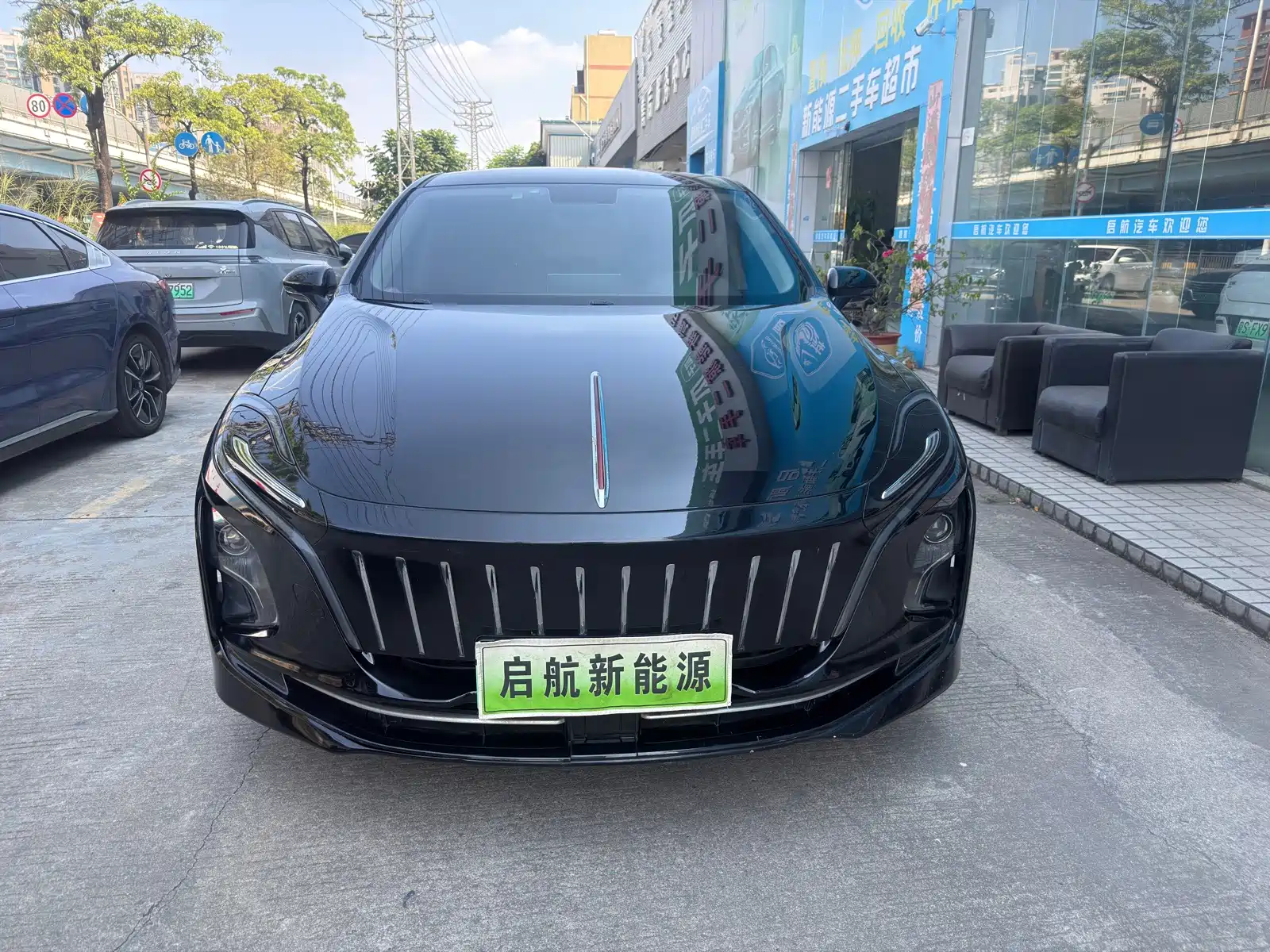 Photo 2 - Hongqi E-QM5