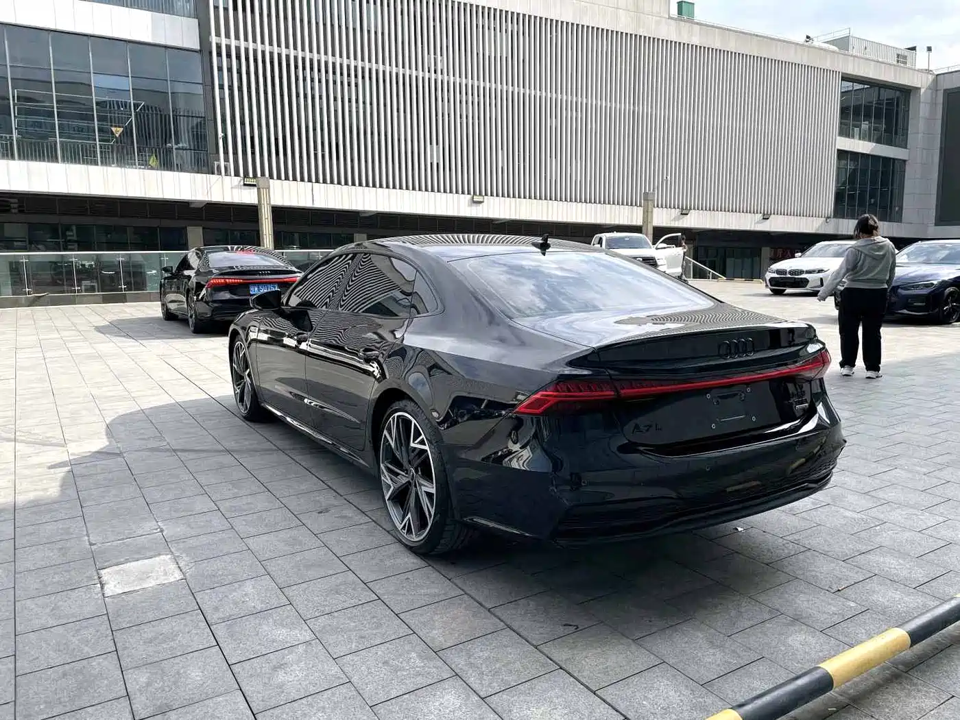 Audi A7L 2024 45 TFSI quattro S-line Black Warrior Edition фото 7