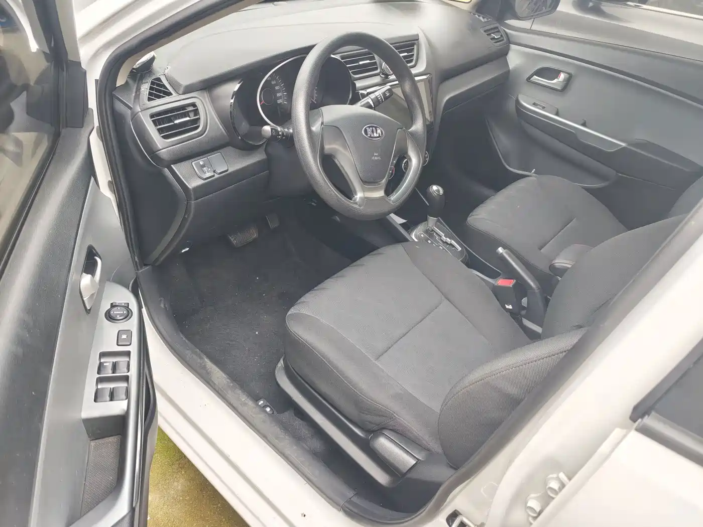 Kia K2 2017 2015 Sedan 1.4L AT GLS