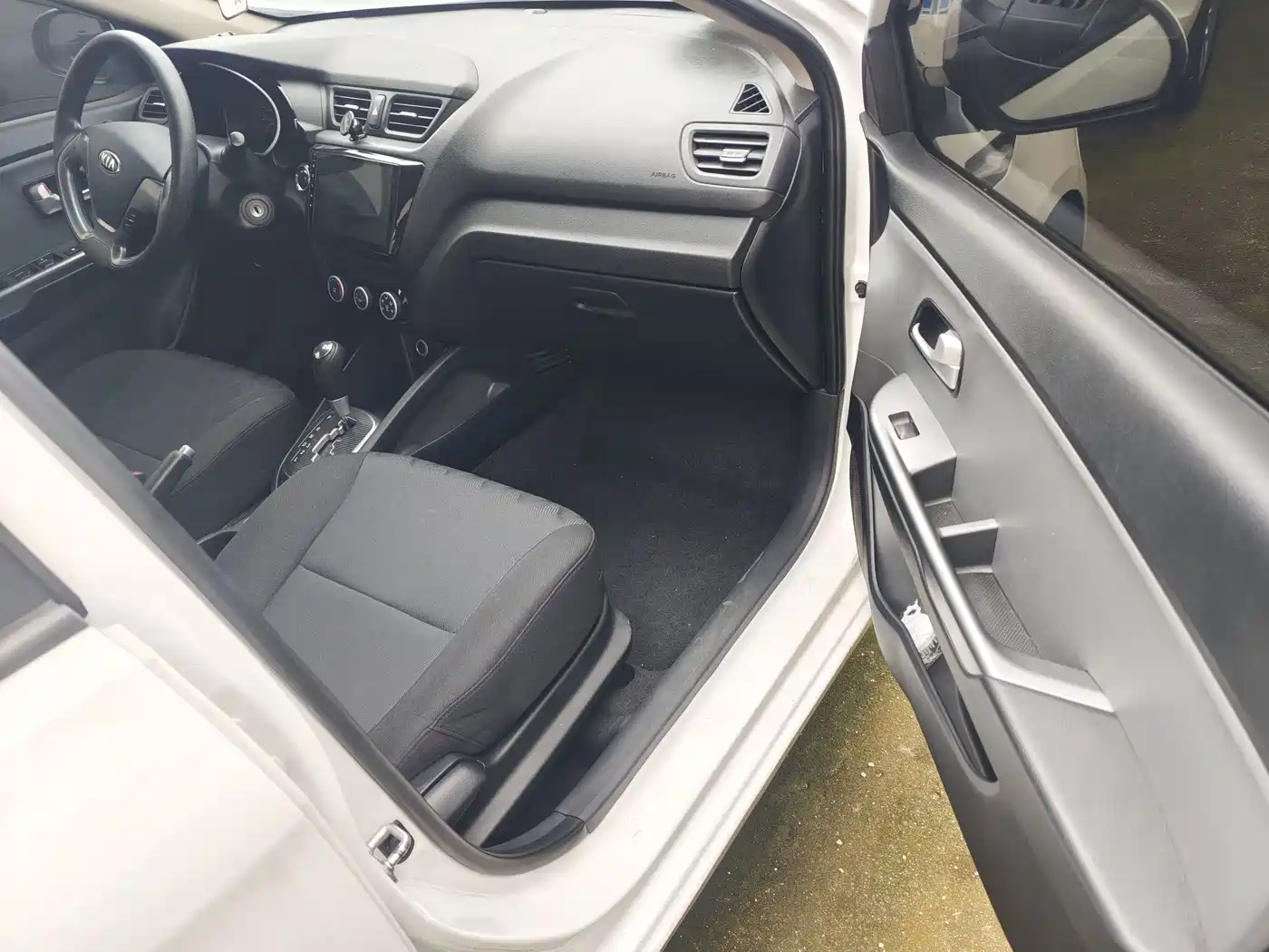 Kia K2 2017 2015 Sedan 1.4L AT GLS