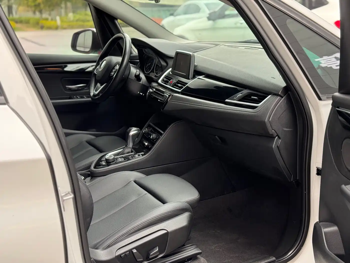 BMW 2 Series Touring 2016 218i Sport Design Package фото 6
