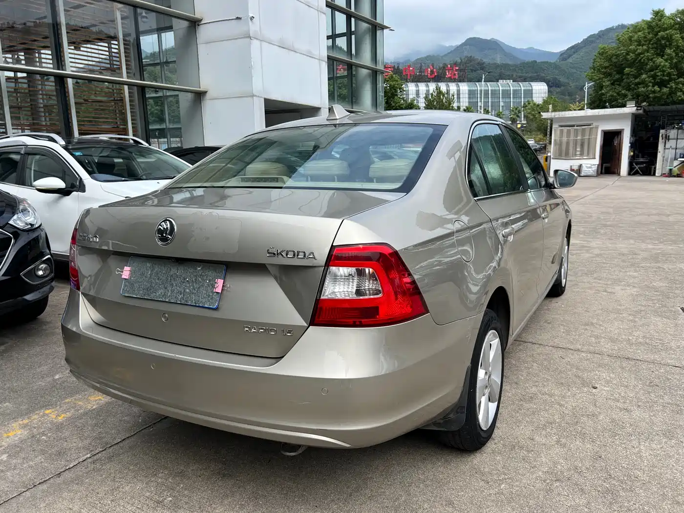 Škoda Rapid 2013 1.6L Manual Smart Selection фото 8