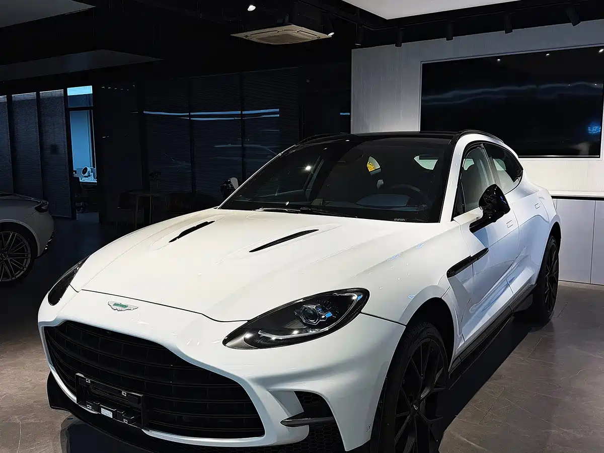 Фото 1 - Aston Martin DBX