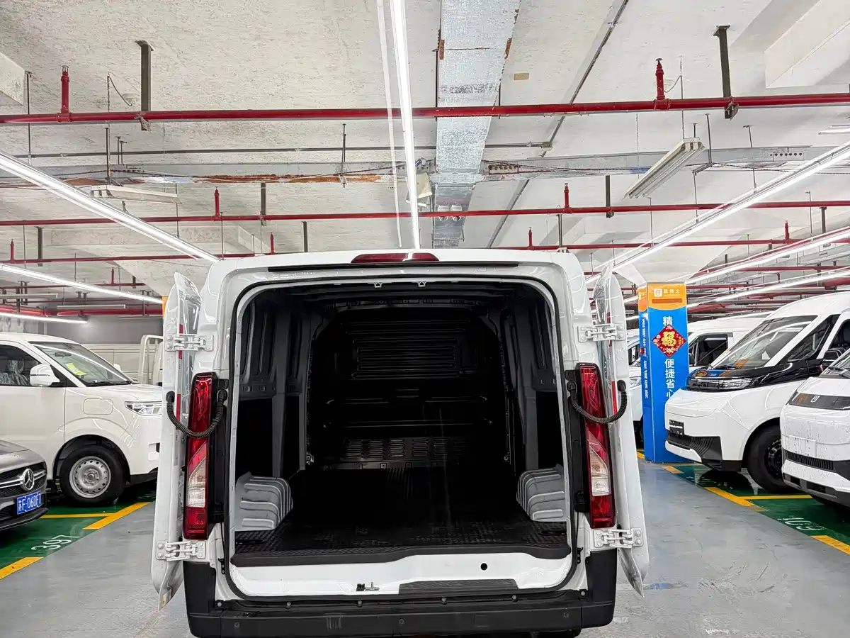 Jiangling E-Fushun 2025 2025 Model Blind Window Version 50.38kWh Medium Wheelbase Low Roof 3.0T
