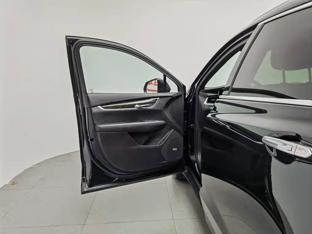 Photo 8 - Cadillac XT5