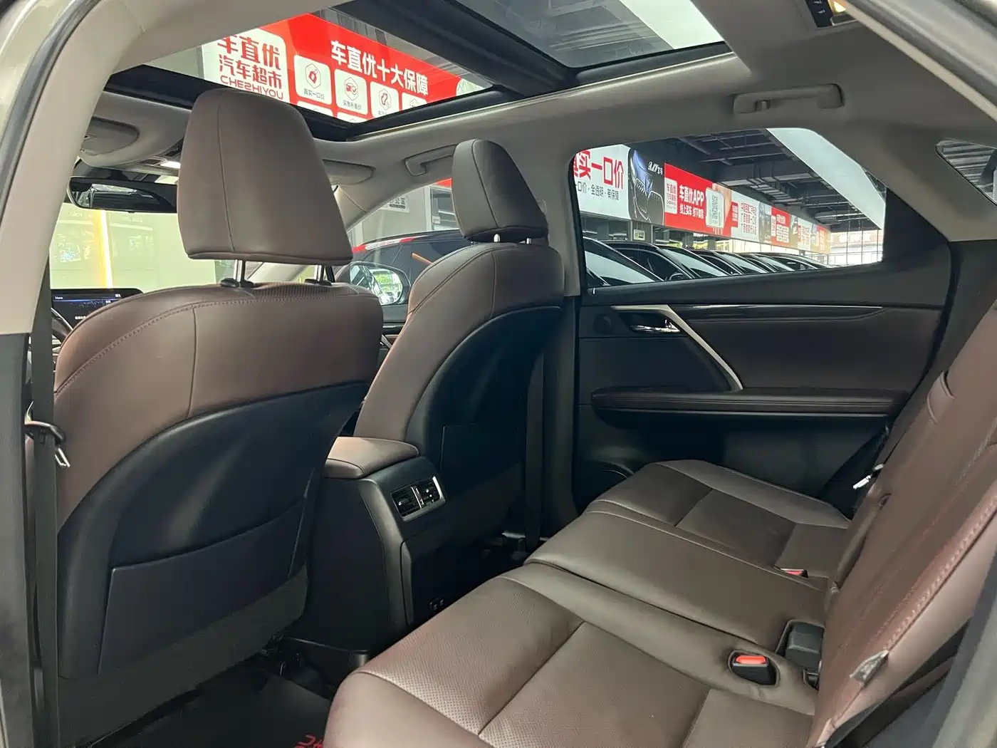 Фото 11 - Lexus RX