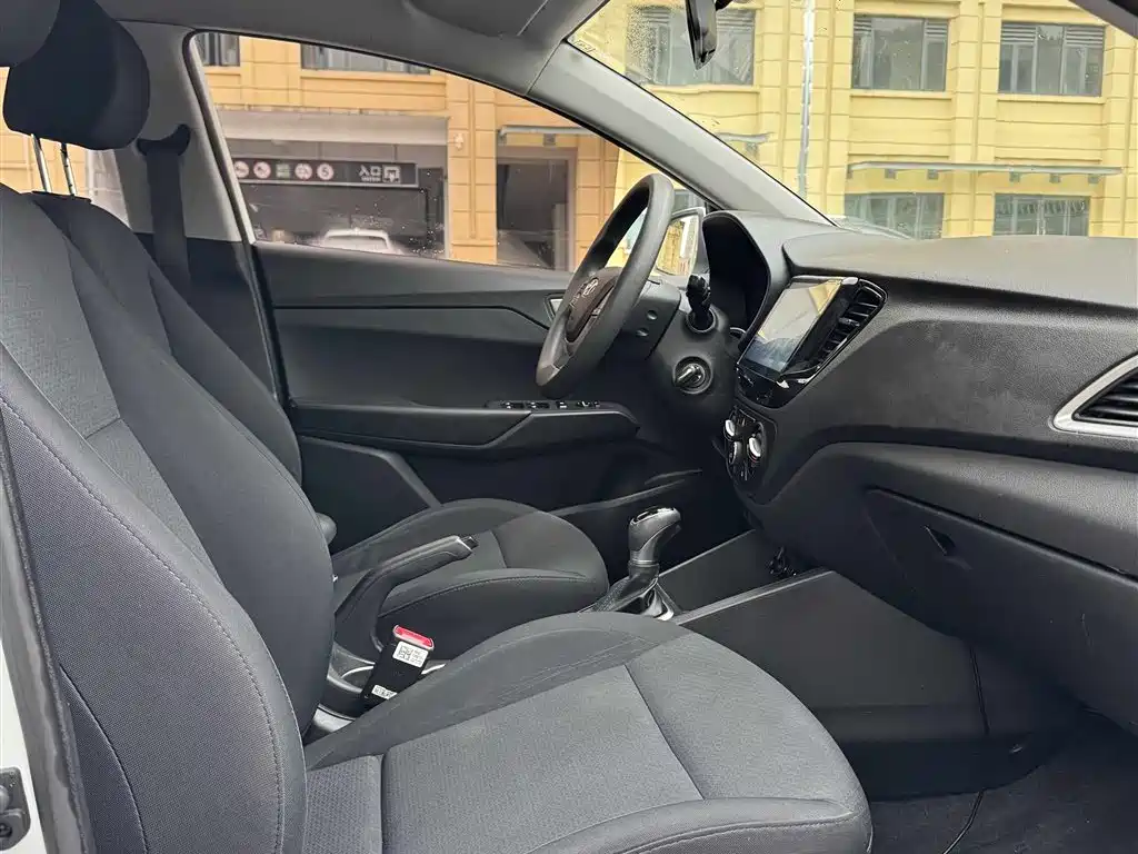 Hyundai Verna 2016 1.4L Automatic Cool Edition GLS фото 7