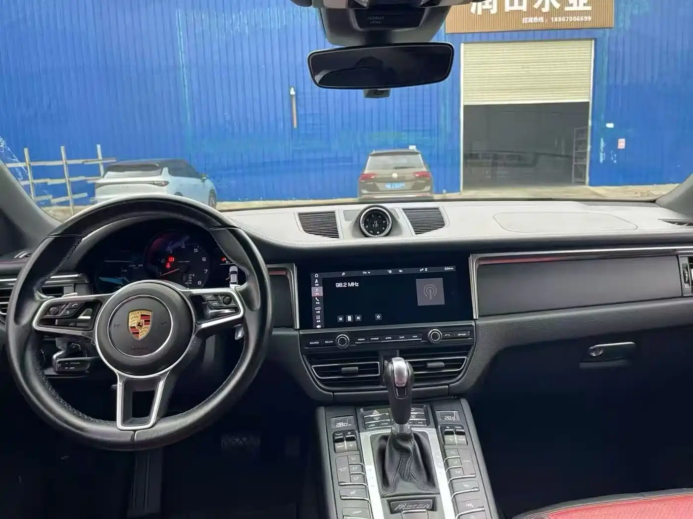PORSCHE MACAN