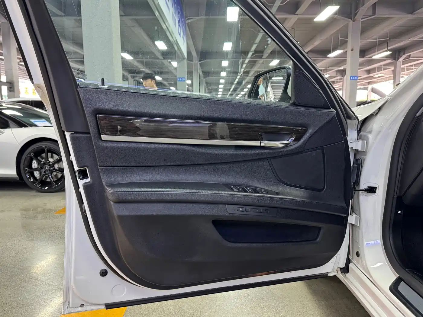 BMW 7 Series 2009 Model 740Li Leading Edition фото 4