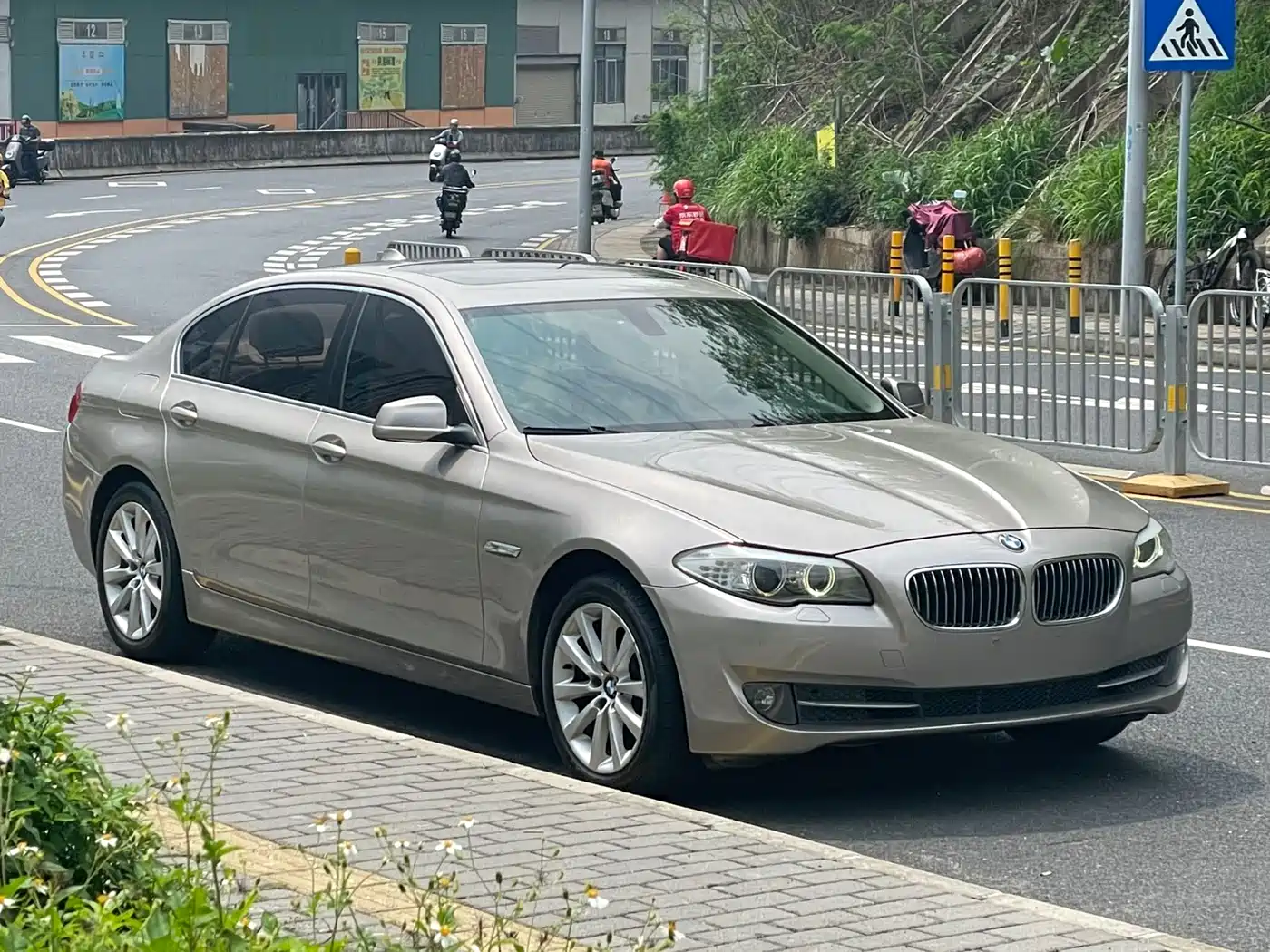 BMW 5 Series 2013 530Li Leadership фото 3