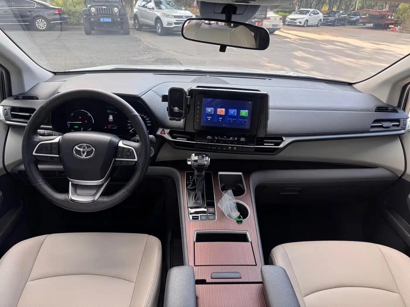 Toyota Sienna 2023 2.5L Hybrid Comfort Edition фото 6